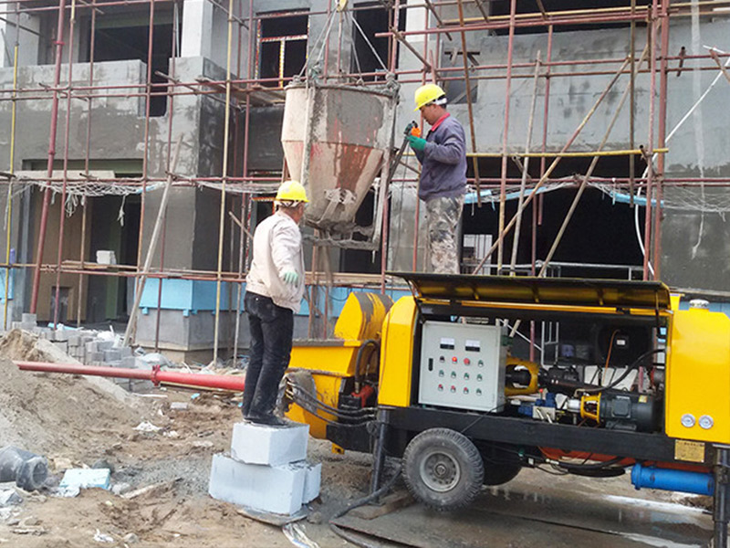What are the construction efficiency and use advantages of small concrete pump?